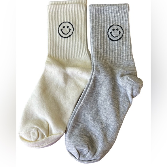 New Women’s Trendy Smiley Face Crew Socks (2 Pairs Total) - Picture 2 of 4